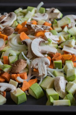 Sonbahar çiğ sebzeleri tepside fırında kızartılmış kabak havucu mantarı için hazır.