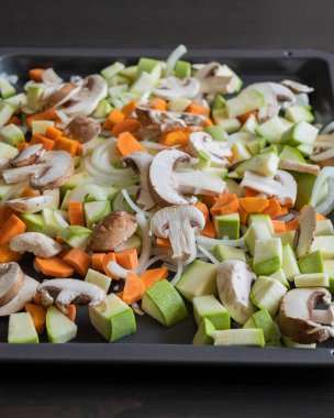 Sonbahar çiğ sebzeleri tepside fırında kızartılmış kabak havucu mantarı için hazır.