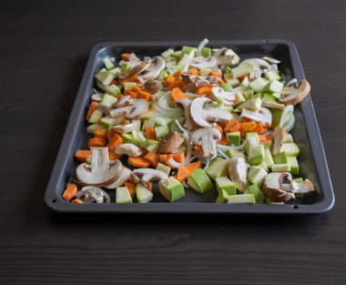 Sonbahar çiğ sebzeleri tepside fırında kızartılmış kabak havucu mantarı için hazır.