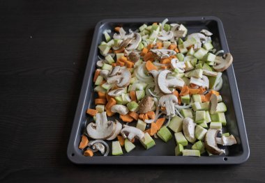 Sonbahar çiğ sebzeleri tepside fırında kızartılmış kabak havucu mantarı için hazır.