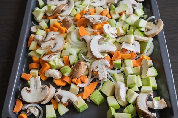 Sonbahar çiğ sebzeleri tepside fırında kızartılmış kabak havucu mantarı için hazır.