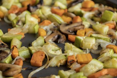 fırında kızartılmış sebzeler kabak havuçları mantarlar kırsal tabaklara düşer.