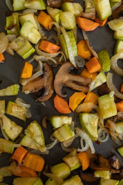 fırında kızartılmış sebzeler kabak havuçları mantarlar kırsal tabaklara düşer.