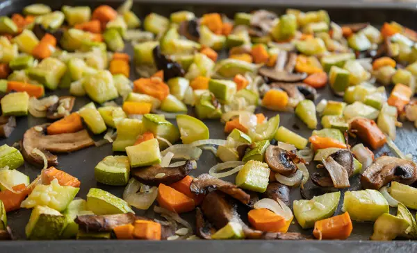 fırında kızartılmış sebzeler kabak havuçları mantarlar kırsal tabaklara düşer.