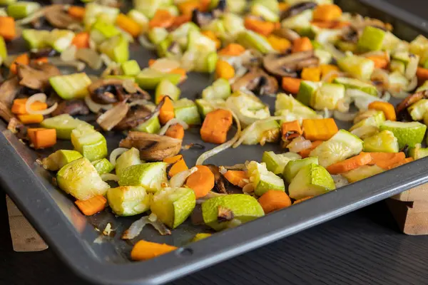 fırında kızartılmış sebzeler kabak havuçları mantarlar kırsal tabaklara düşer.