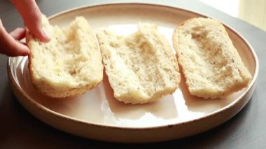 Ekmek doğrayan kadın ekmek mutfağını kapatıyor.