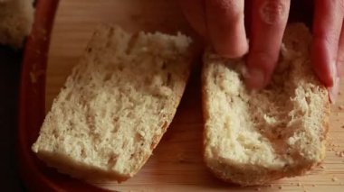 Ekmek doğrayan kadın ekmek mutfağını kapatıyor.