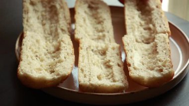 Ekmek doğrayan kadın ekmek mutfağını kapatıyor.