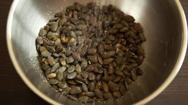 baharat ve kabak tohumlarını kızartma için hazırlama