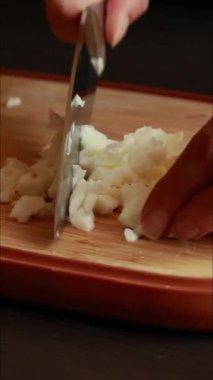 Kesme tahtasında haşlanmış yumurta akı doğrama