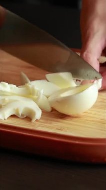 Kesme tahtasında haşlanmış yumurta akı doğrama