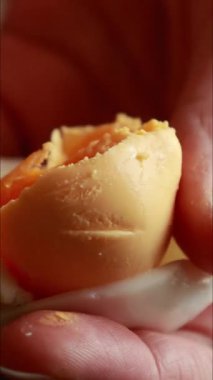 Yumurta sarısı haşlanmış yumurta sarısı. Yakın plan.