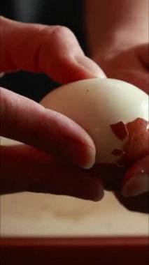Kadın Elleri Haşlanmış Yumurta Kabuğu
