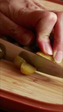 Tahta Kesme Tahtasında Turşu Kesme