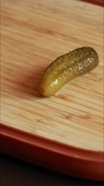 Tahta Kesme Tahtasında Turşu Kesme