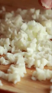 Kesme tahtasında haşlanmış yumurta akı doğrama