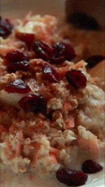 Elmalı yulaf ezmesi ve havuçlu kase