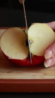 Kadın Elleri Kesme Tahtasında Taze Elmayı Kesiyor