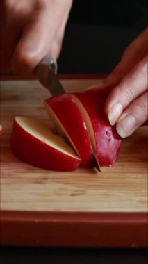 Kadın Elleri Kesme Tahtasında Taze Elmayı Kesiyor