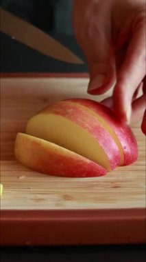 Kadın Elleri Kesme Tahtasında Taze Elmayı Kesiyor