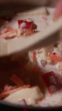 Havuç ve elmayla yulaf ezmesi hazırlıyorum.