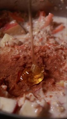 Havuç ve elmayla yulaf ezmesi hazırlıyorum.