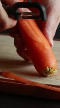 Kadın Elleri Kâse Üzerinde Taze Havuç Soyarken