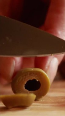 Kadın Elleri Yeşil Zeytinleri Kesme Tahtasındaki Çemberlere Kesiyor