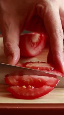 Kadın Elleri Kesme Tahtasında Büyük Sulu Domates Dilimliyor