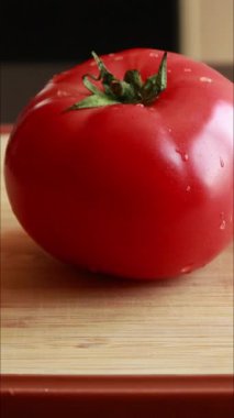 Kadın Elleri Kesme Tahtasında Büyük Sulu Domates Dilimliyor