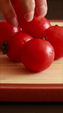 Tahta üzerinde taze kiraz domatesleri.