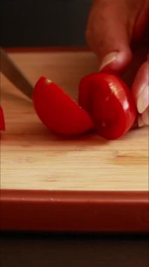 Tahta Kesme Tahtasında Taze Kiraz Domatesleri Kesiliyor