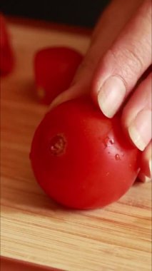 Tahta Kesme Tahtasında Taze Kiraz Domatesleri Kesiliyor