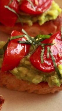 Avokado püresi ve fırında vişneli kraker ile yaz partisi aperatifi.