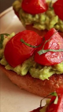 Avokado püresi ve fırında vişneli kraker ile yaz partisi aperatifi.