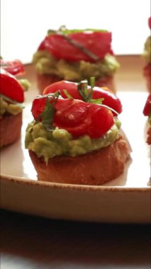 Avokado püresi ve fırında vişneli kraker ile yaz partisi aperatifi.