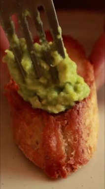 Avokado püresi ve fırında vişneli kraker ile yaz partisi aperatifi.