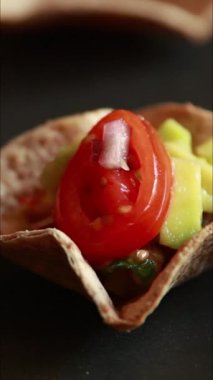 Tortilla Kupalarında Avokado ve Domates ile Yaz Partisi Aperatifi Hazırlanıyor