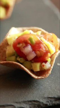 Tortilla Kupalarında Avokado ve Domates ile Yaz Partisi Aperatifi Hazırlanıyor