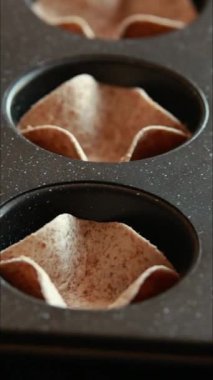 Parti aperatifleri için tortilla bardakları yapıyorum.