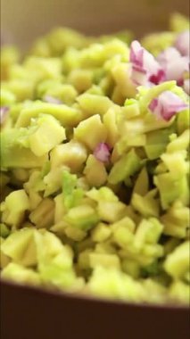 Avokado ve kiraz domatesli taze salsa yapıyorum.