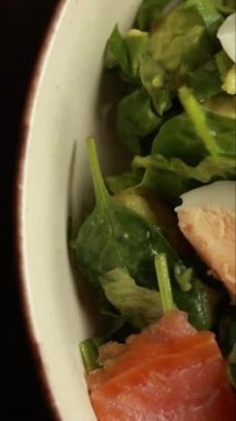 Haşlanmış yumurta ve füme somonlu taze yeşil salata.