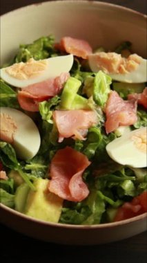 Haşlanmış yumurta ve füme somonlu taze yeşil salata.