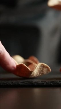 Parti aperatifleri için tortilla bardakları yapıyorum.