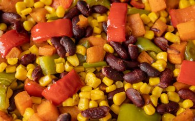 Tatlı patatesli, biberli, fasulyeli ve mısırlı kızarmış sebzeler.