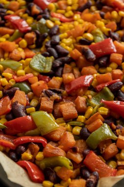 Tatlı Patates, Fasulye, Biber ve Ezilmiş Avokado 'lu Tortilla Tacoları