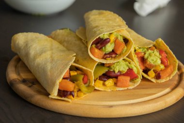 Tatlı Patates, Fasulye, Biber ve Ezilmiş Avokado 'lu Tortilla Tacoları