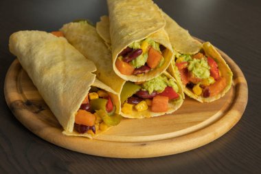 Tatlı Patates, Fasulye, Biber ve Ezilmiş Avokado 'lu Tortilla Tacoları