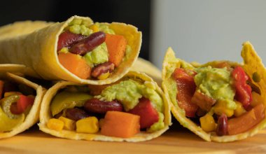 Tatlı Patates, Fasulye, Biber ve Ezilmiş Avokado 'lu Tortilla Tacoları