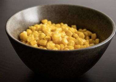 Koyu Kasede kurutulmuş mısır taneleri Siyah Arka planda Yakın plan